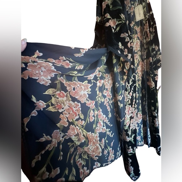 NATURAL LIFE Elegant Black Burnout Velvet Floral Kimono - Picture 3 of 15